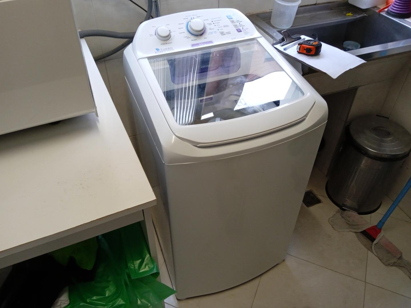 Máquina de lavar roupas 8,5 KG Electrolux LAC09 em Aço / Plástico Branco