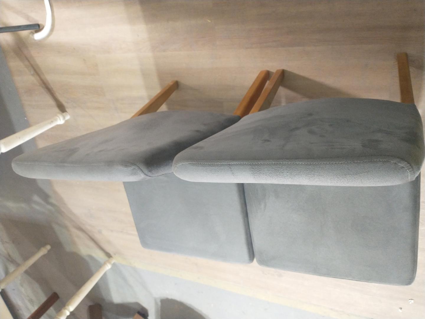 Kit de 2 cadeiras de jantar fixa e s/ braços em Estofado / Tecido Cinza