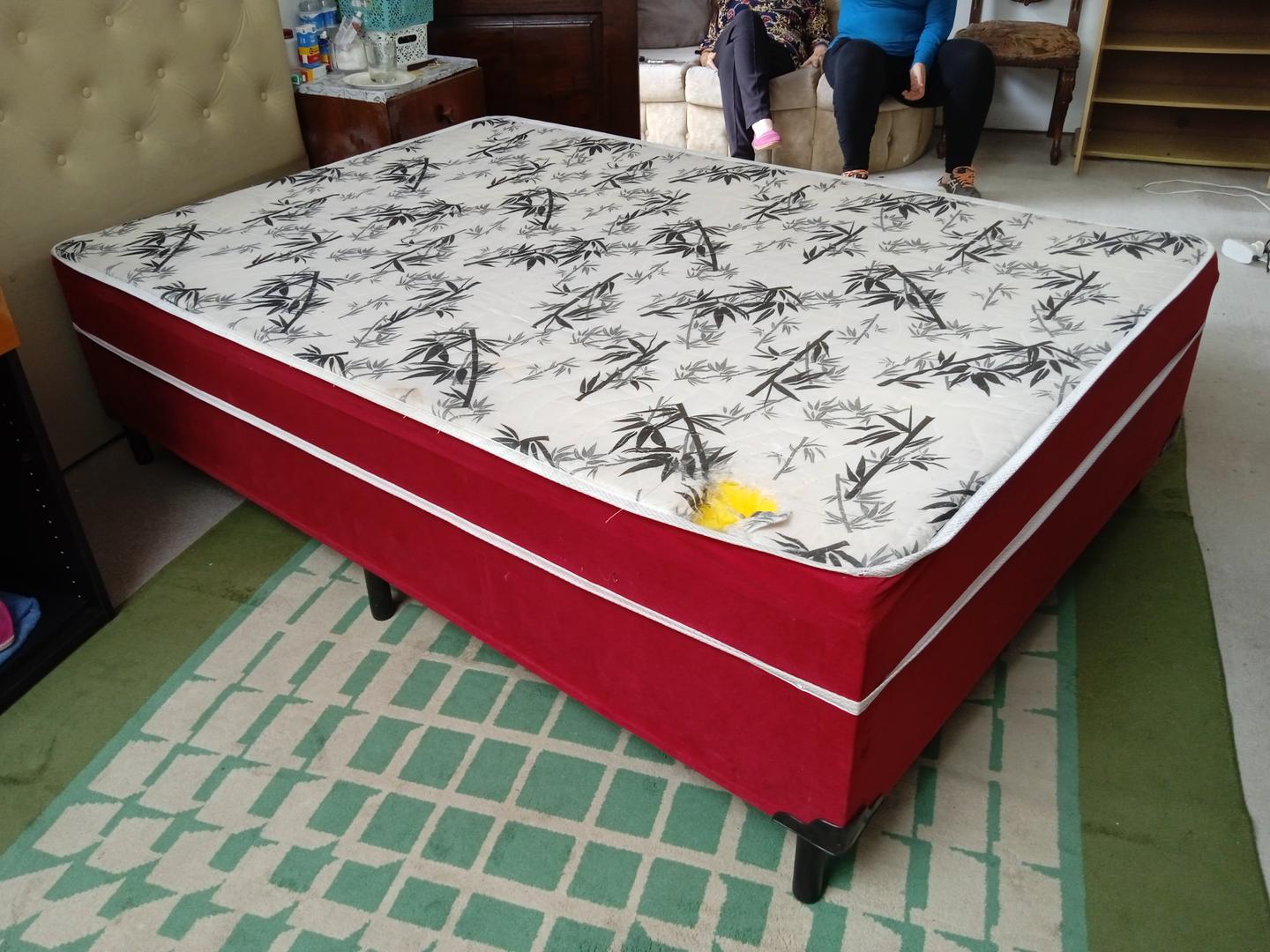 Cama box de casal padrão em Tecido Vermelho 50 cm x 190 cm x 132 cm