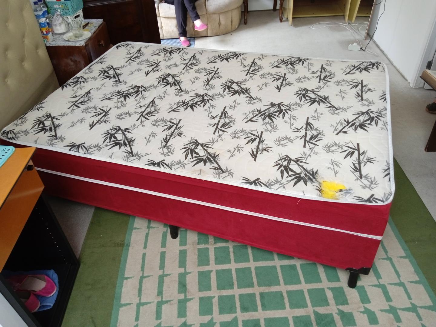 Cama box de casal padrão em Tecido Vermelho 50 cm x 190 cm x 132 cm