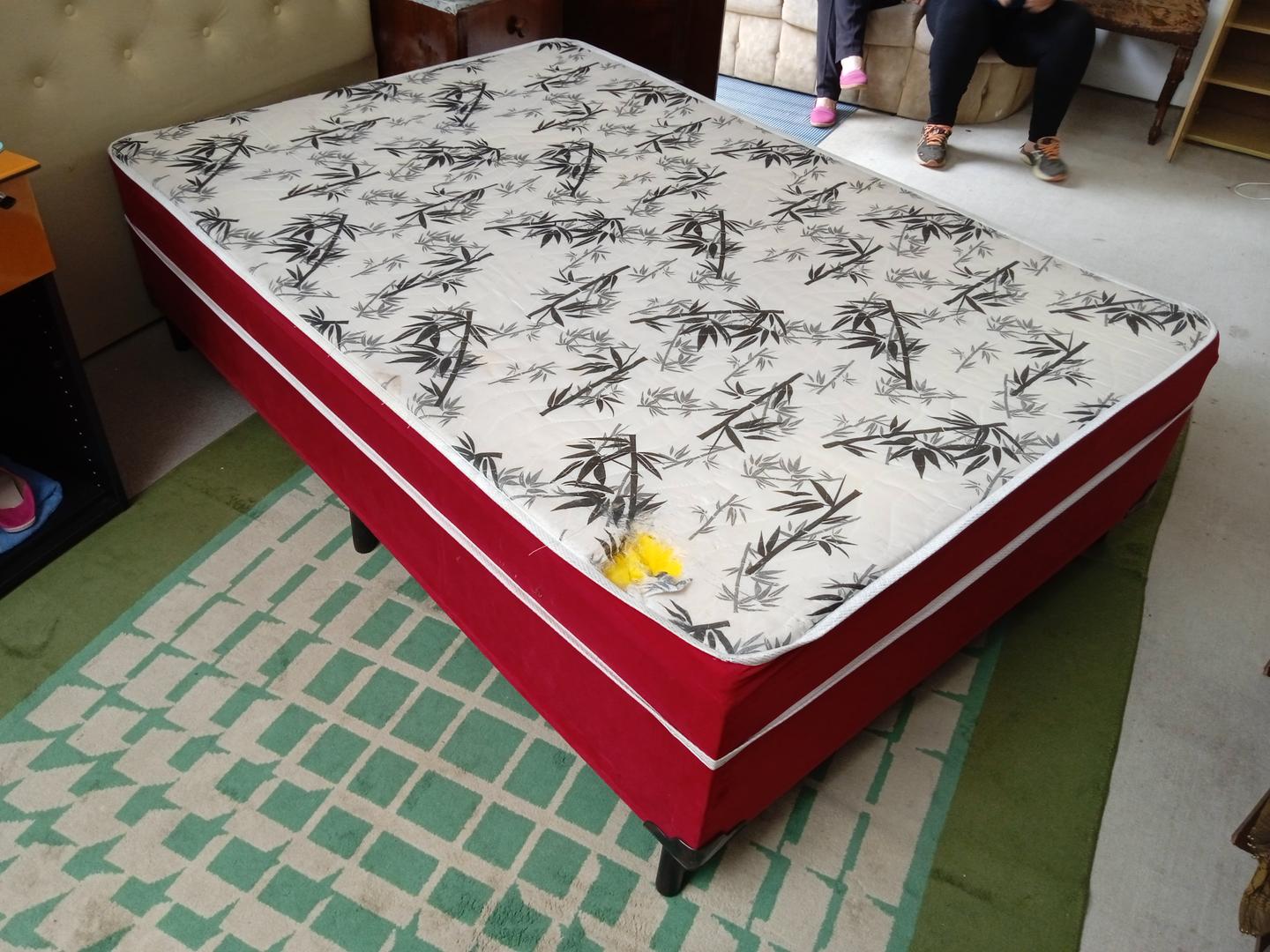 Cama box de casal padrão em Tecido Vermelho 50 cm x 190 cm x 132 cm