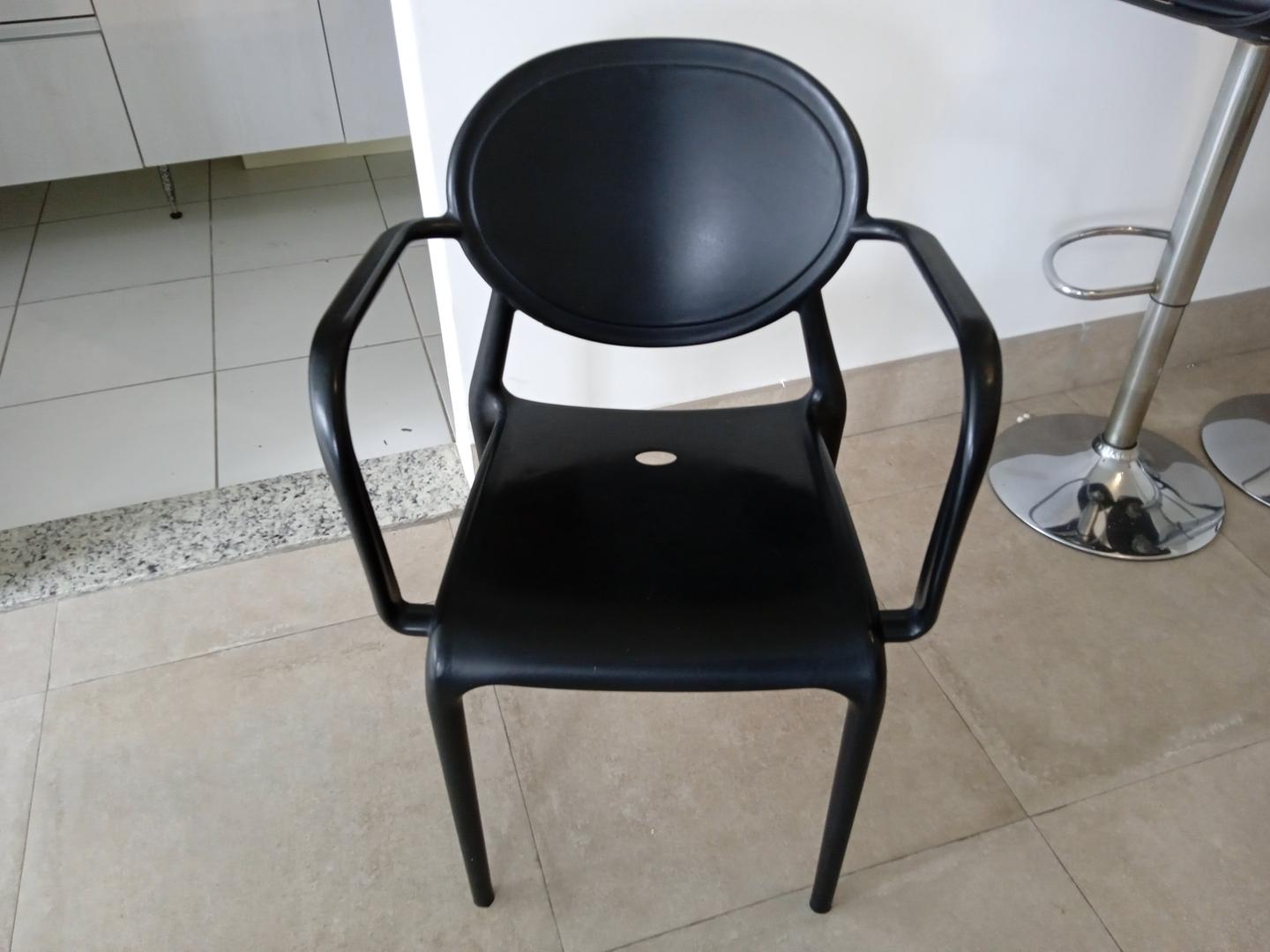 Cadeira fixa c/ braços em Plástico Preto 82 cm x 56 cm x 50 cm