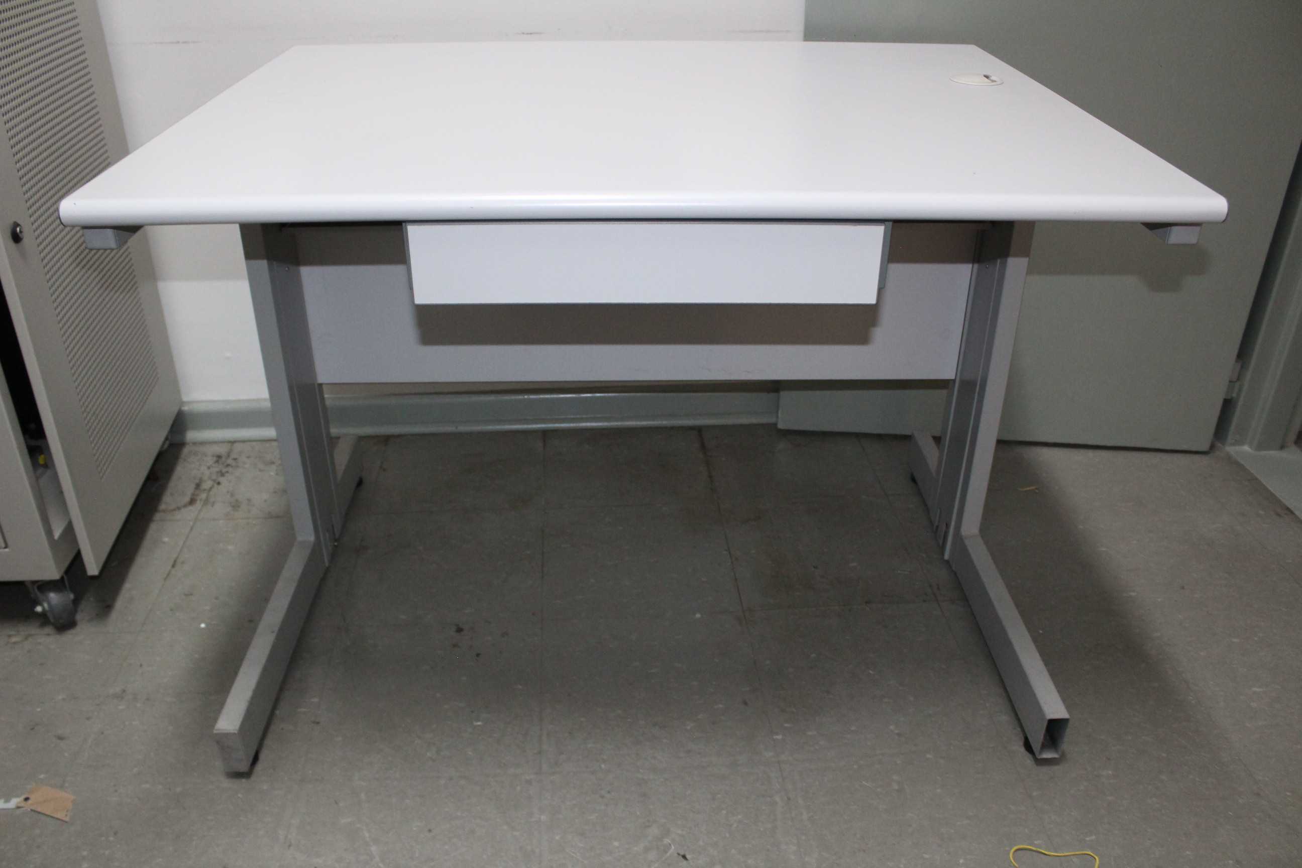 Mesa de Escritório em MDF / Metal Cinza 75cm x 104cm x 80cm (LER OBS).