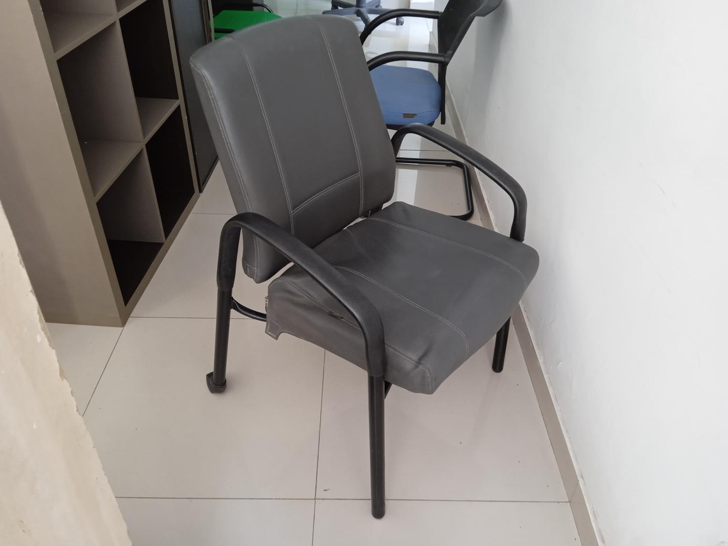 Cadeira fixa estofada c/ braços Giroflex em Couro Ecológico / Tecido Marrom