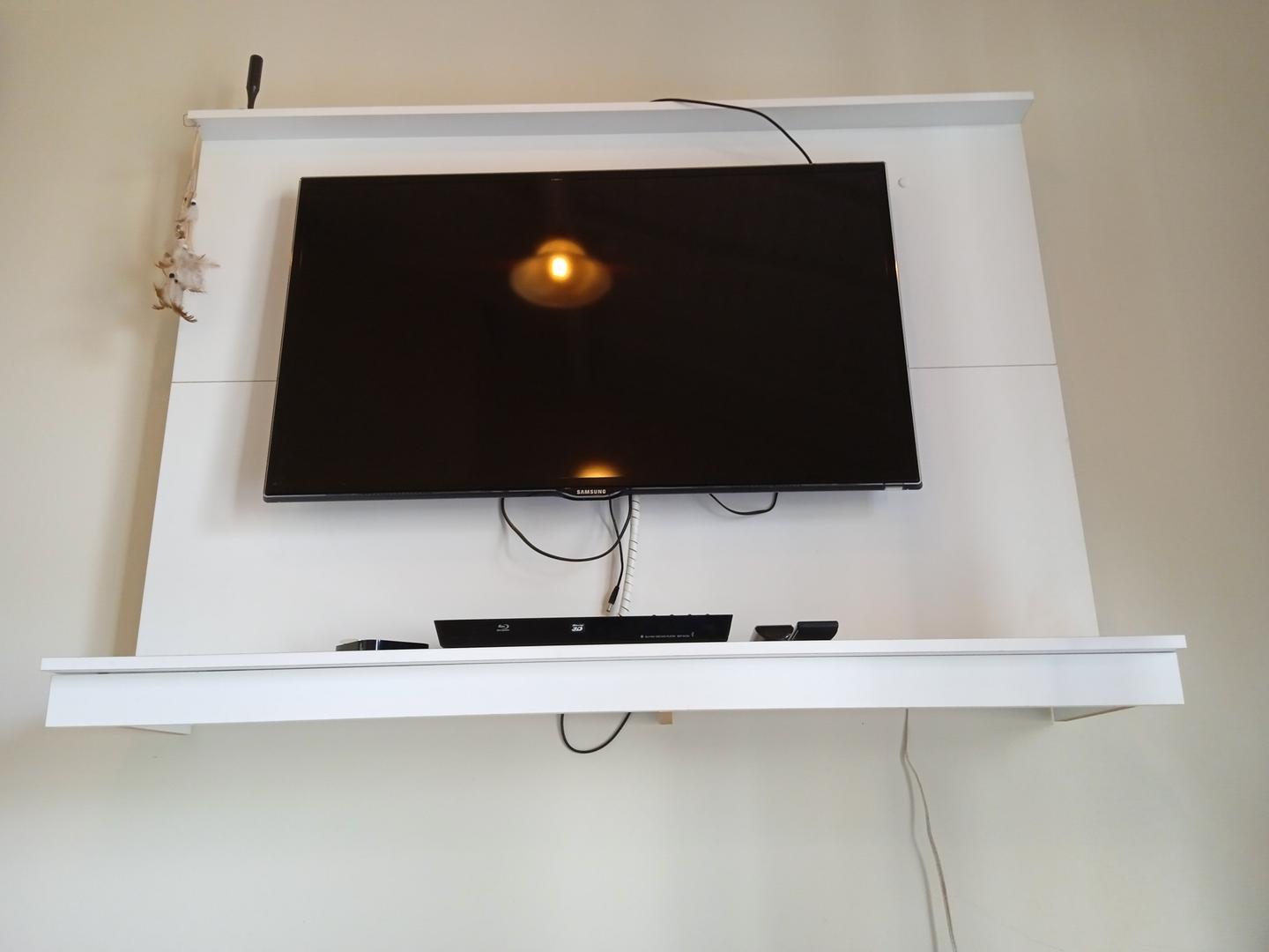 Painel p/ televisão em MDF Branco 90 cm x 136 cm x 30 cm