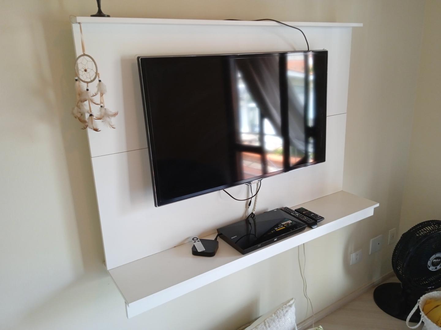 Painel p/ televisão em MDF Branco 90 cm x 136 cm x 30 cm