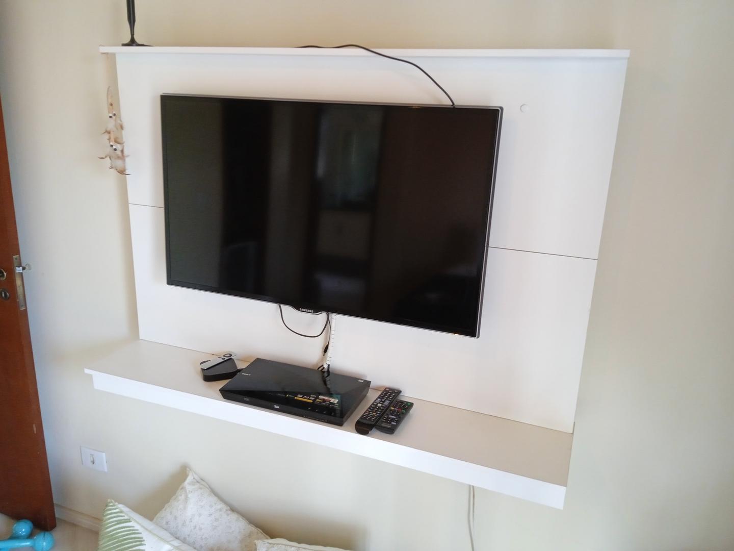 Painel p/ televisão em MDF Branco 90 cm x 136 cm x 30 cm