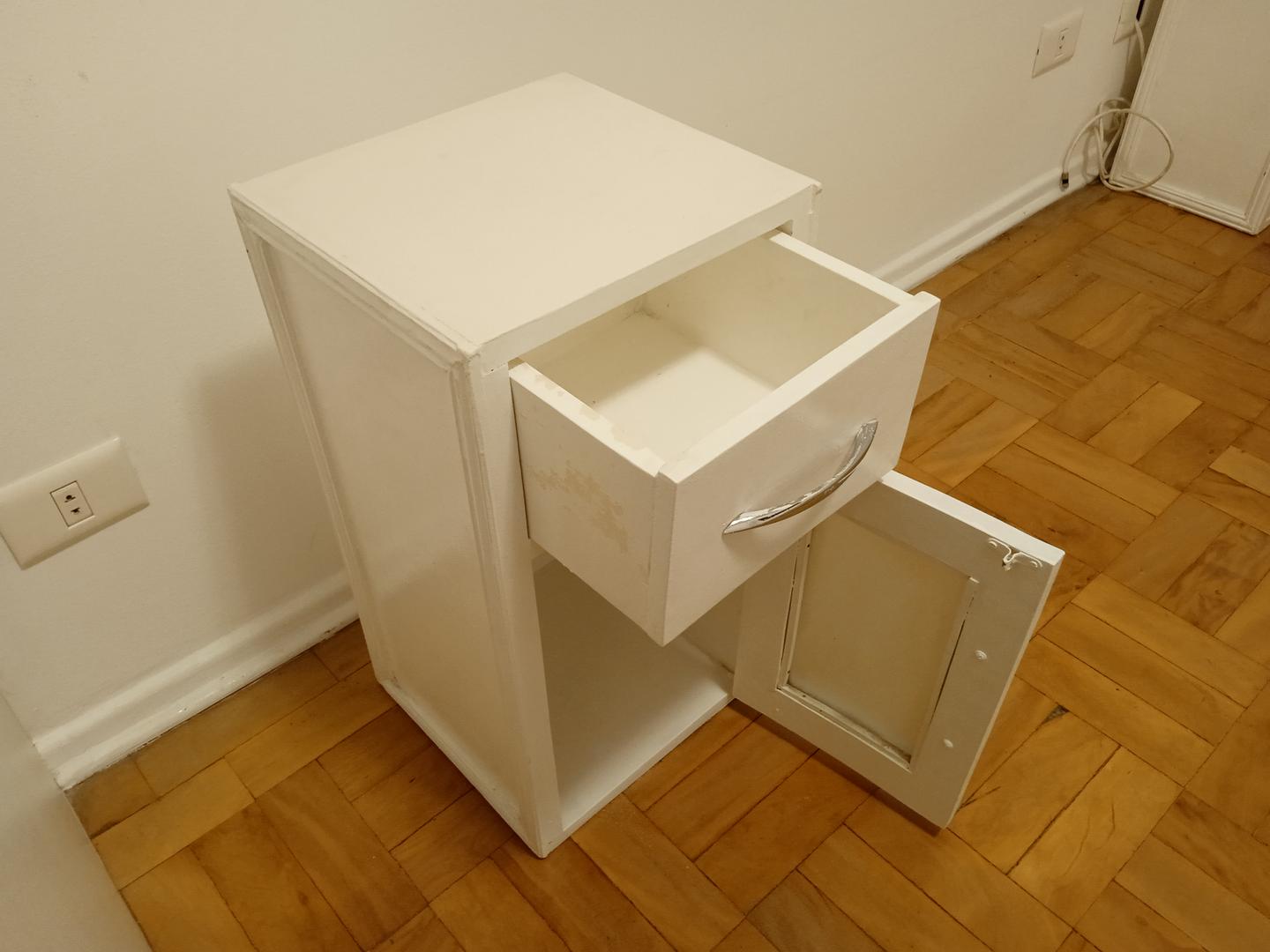 Mesa de cabeceira c/ 1 gaveta e 1 porta em Madeira / Vidro Branco 46 cm x 33 cm x 38 cm