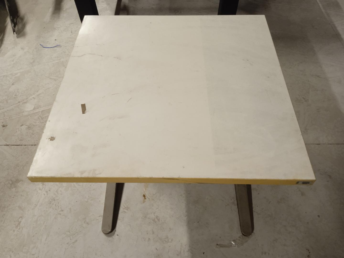 Mesa de Escritório em Aço / MDF Bege 74 cm x 70 cm x 70 cm