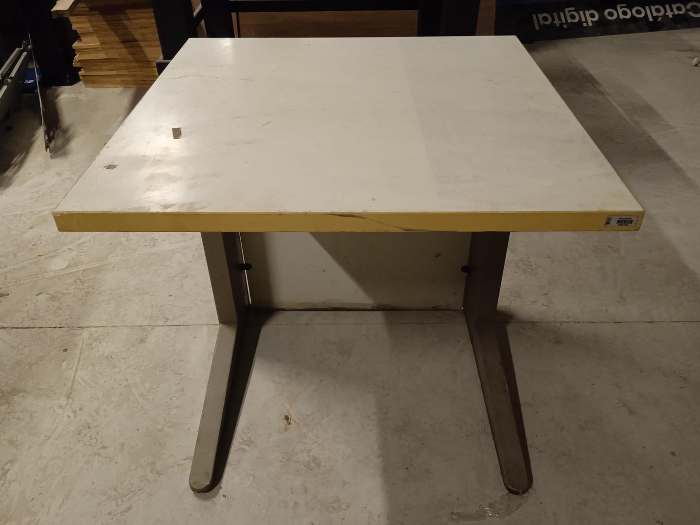 Mesa de Escritório em Aço / MDF Bege 74 cm x 70 cm x 70 cm