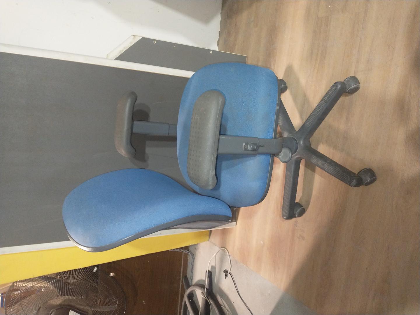Cadeira de Escritório Giratória c/ rodas e braços  em Estofado / Plástico Azul