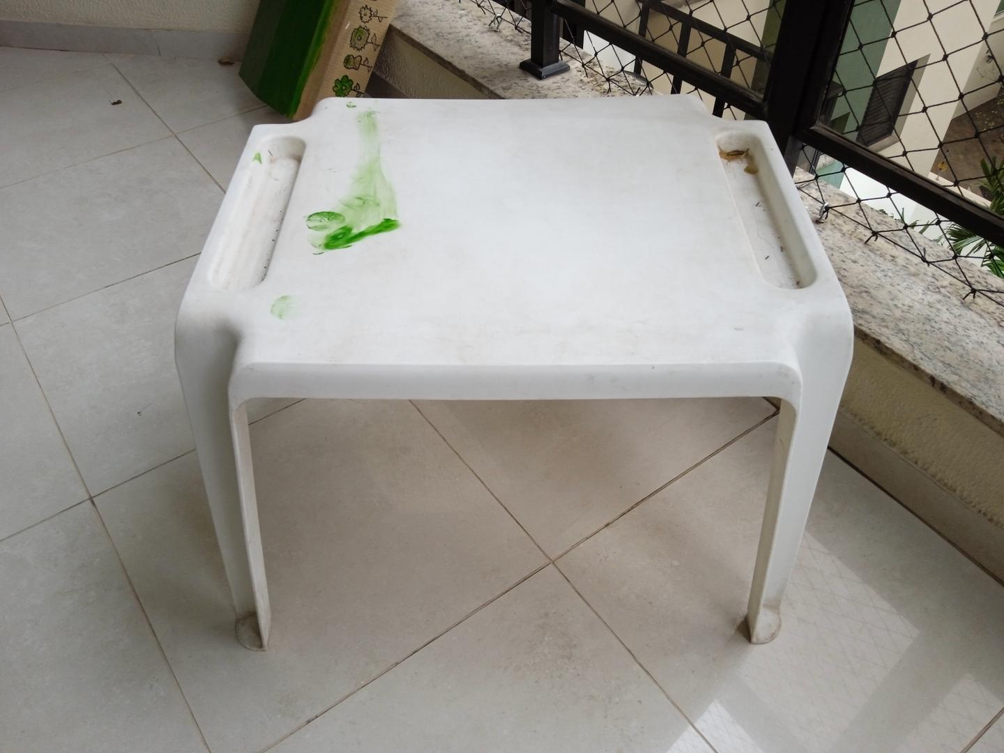 Mesa de Apoio Infantil Quadrada em Plástico Branco 46 cm x 58 cm x 47 cm