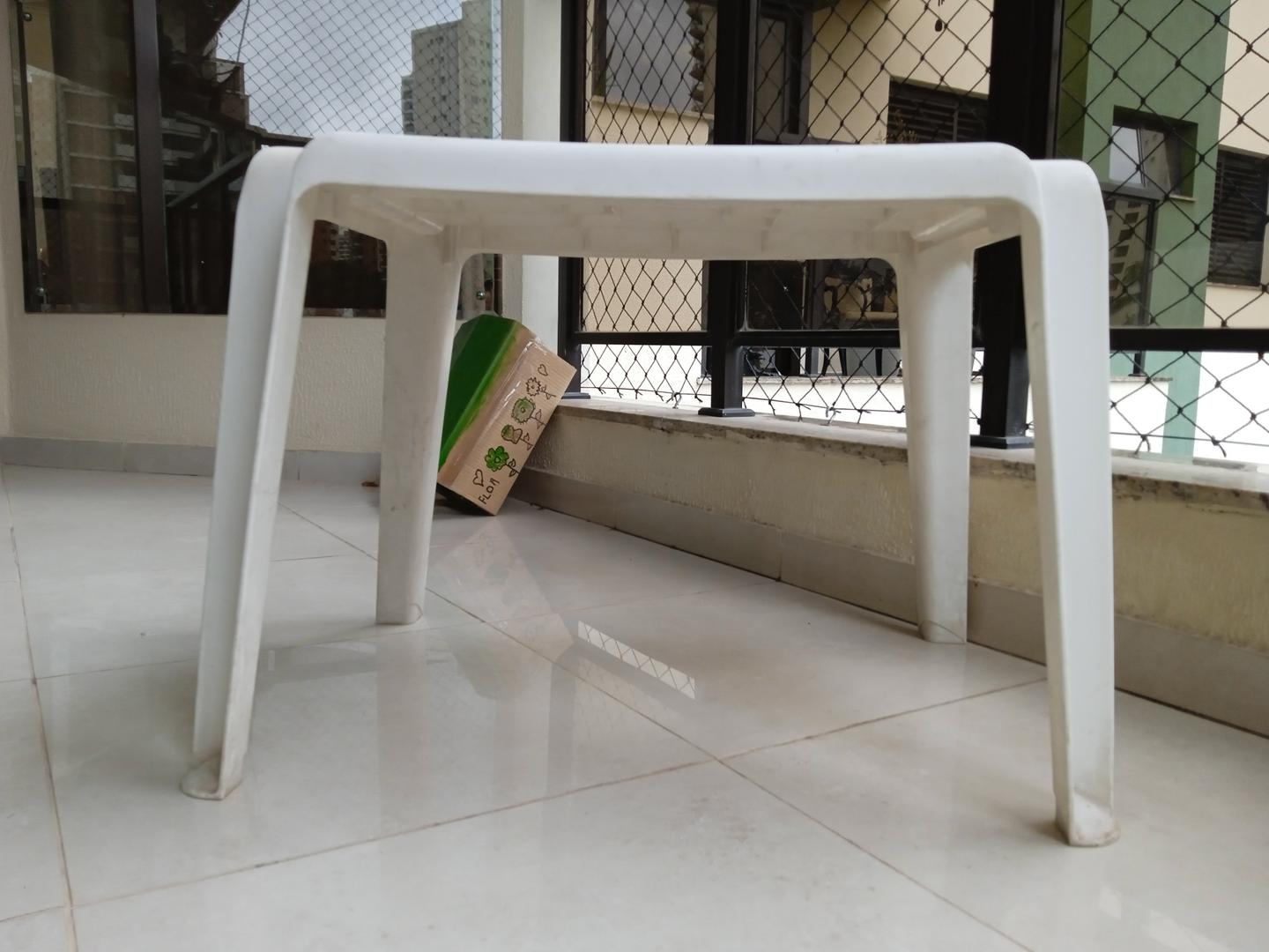 Mesa de Apoio Infantil Quadrada em Plástico Branco 46 cm x 58 cm x 47 cm