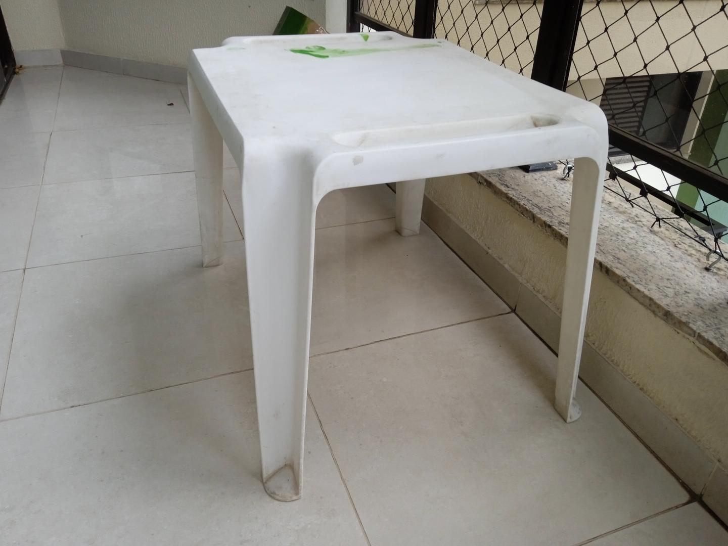 Mesa de Apoio Infantil Quadrada em Plástico Branco 46 cm x 58 cm x 47 cm