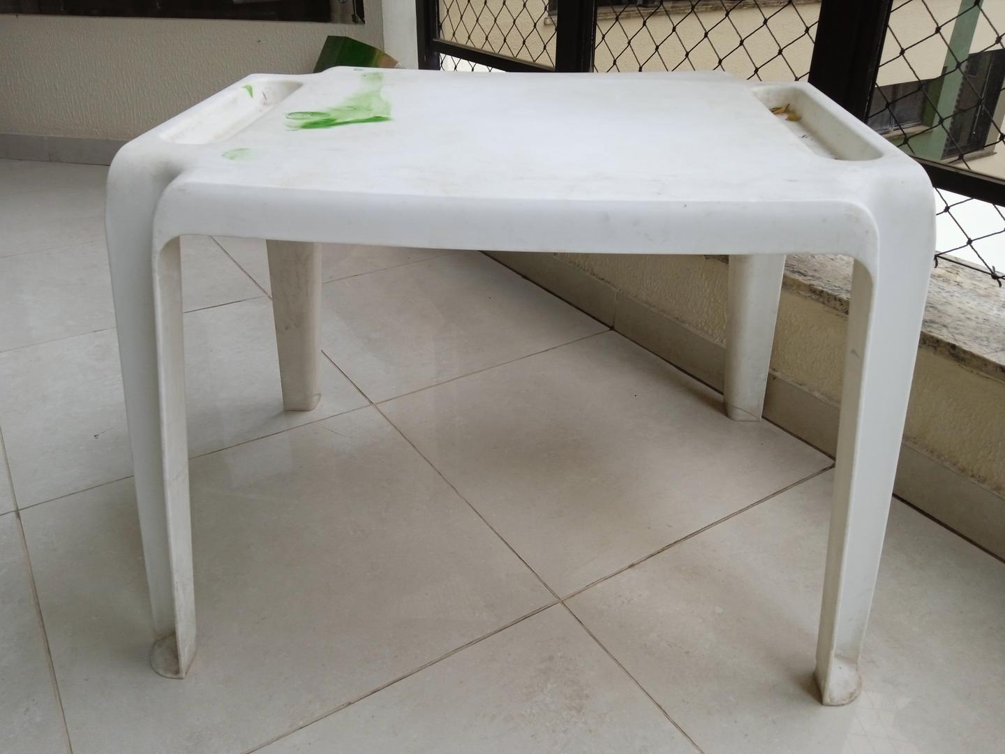 Mesa de Apoio Infantil Quadrada em Plástico Branco 46 cm x 58 cm x 47 cm