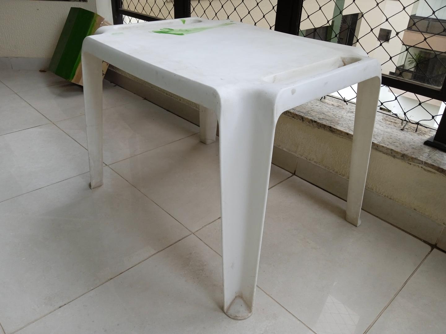 Mesa de Apoio Infantil Quadrada em Plástico Branco 46 cm x 58 cm x 47 cm