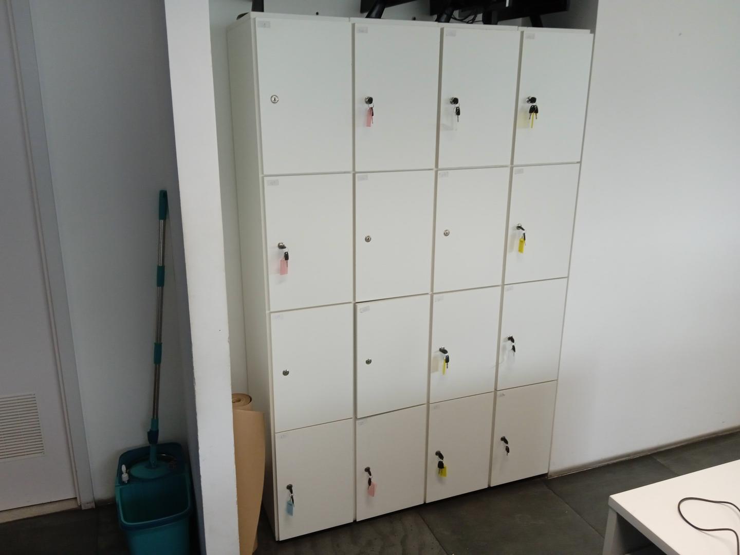 Guarda Volume/Locker c/ 4 portas em MDF Branco 185 cm x 30 cm x 48 cm