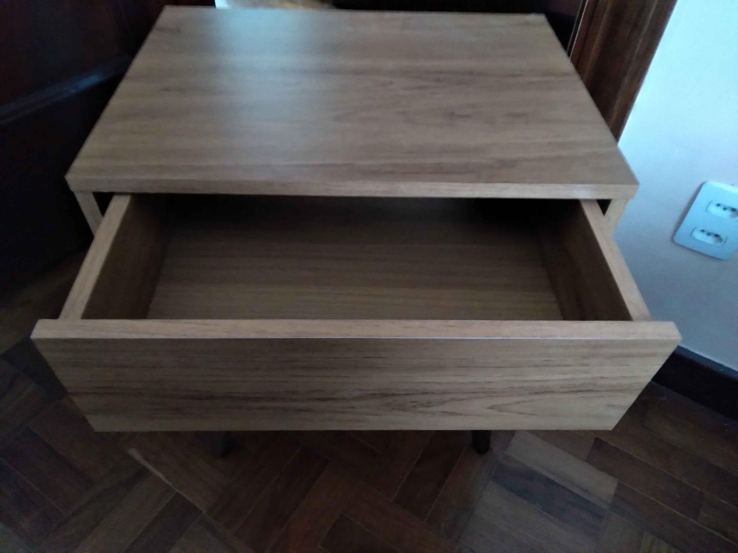 Mesa de cabeceira c/ 1 gaveta em MDF Marrom 56 cm x 47 cm x 35 cm