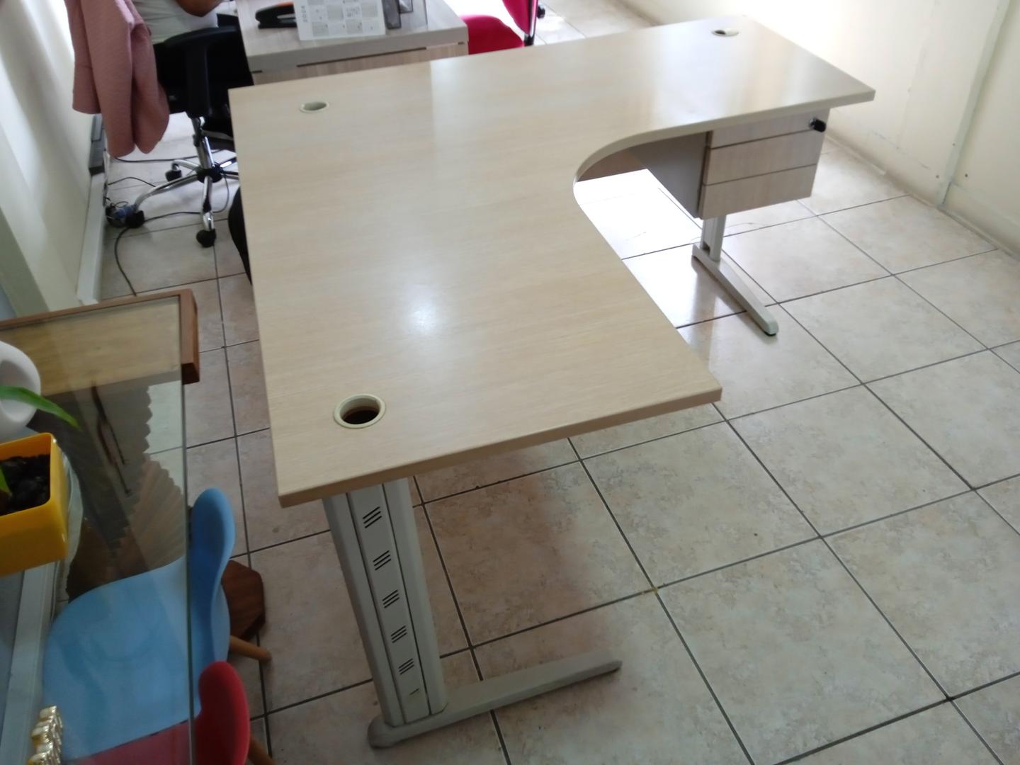 Mesa de Escritório em L c/ 2 gavetas em Aço / MDF Bege 75 cm x 140 cm x 140 cm