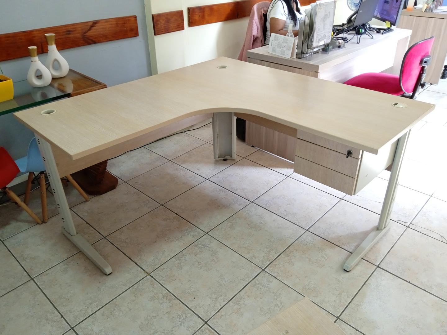 Mesa de Escritório em L c/ 2 gavetas em Aço / MDF Bege 75 cm x 140 cm x 140 cm