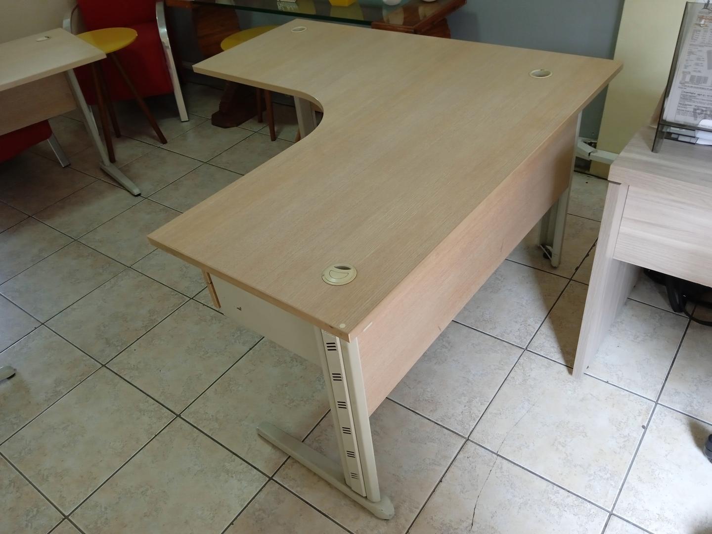 Mesa de Escritório em L c/ 2 gavetas em Aço / MDF Bege 75 cm x 140 cm x 140 cm