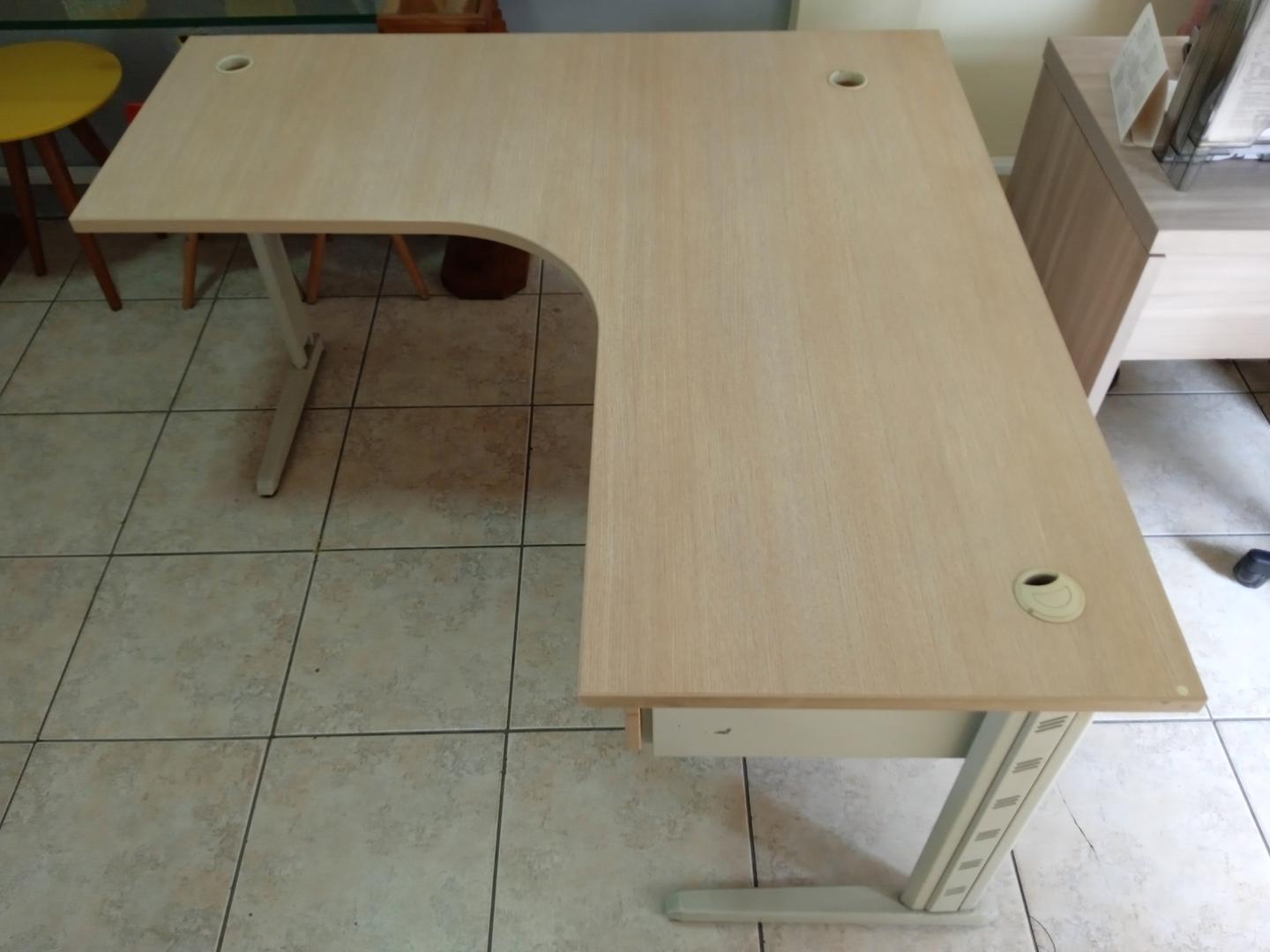 Mesa de Escritório em L c/ 2 gavetas em Aço / MDF Bege 75 cm x 140 cm x 140 cm