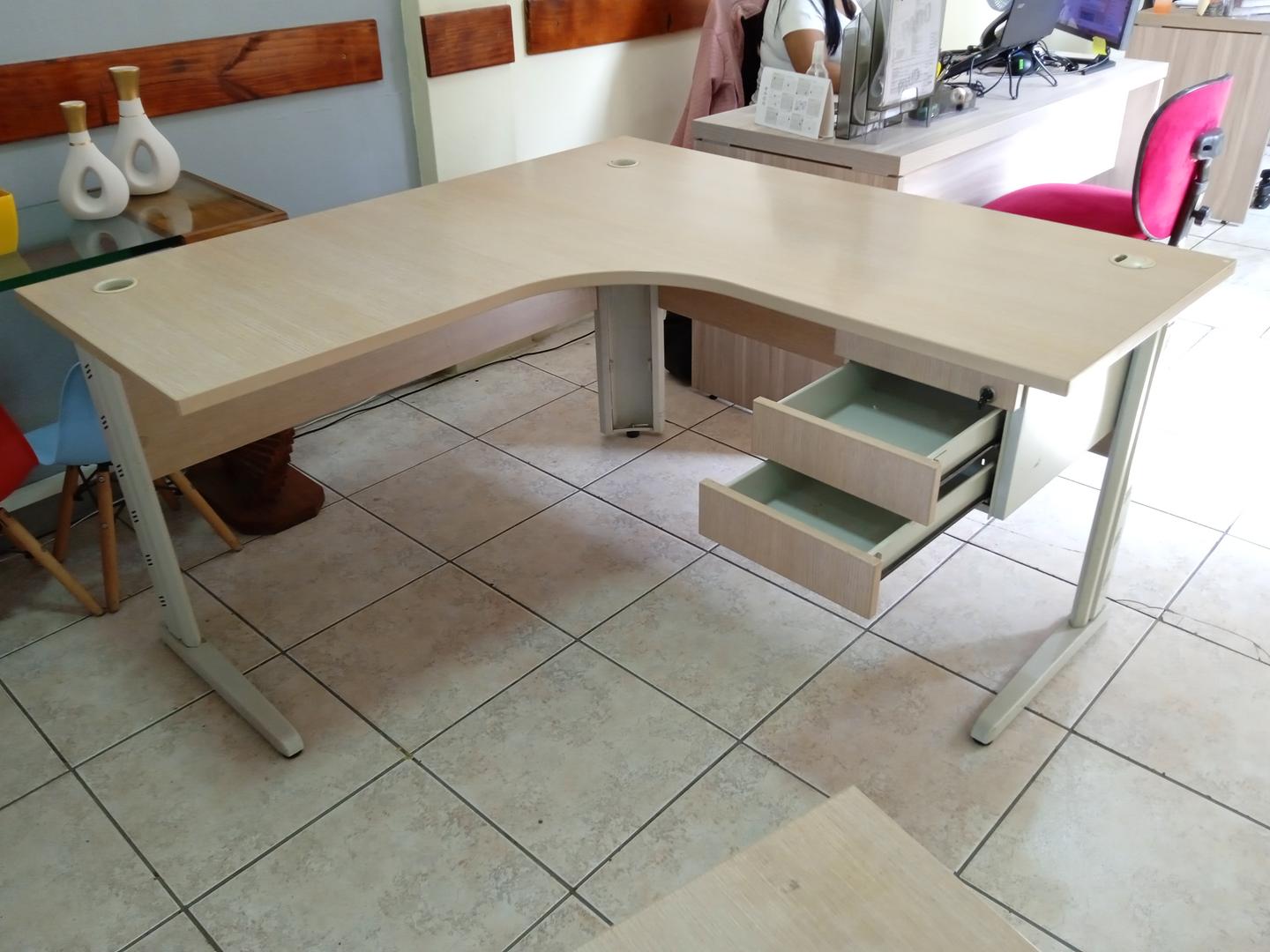 Mesa de Escritório em L c/ 2 gavetas em Aço / MDF Bege 75 cm x 140 cm x 140 cm