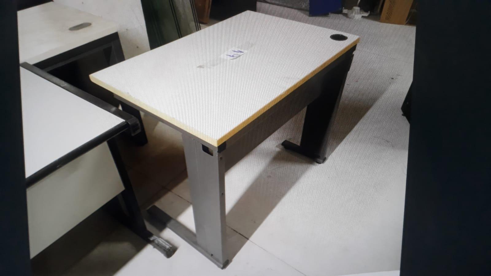 Mesa de Escritório reta em MDF / Aço Bege 73 cm x 90 cm x 60 cm