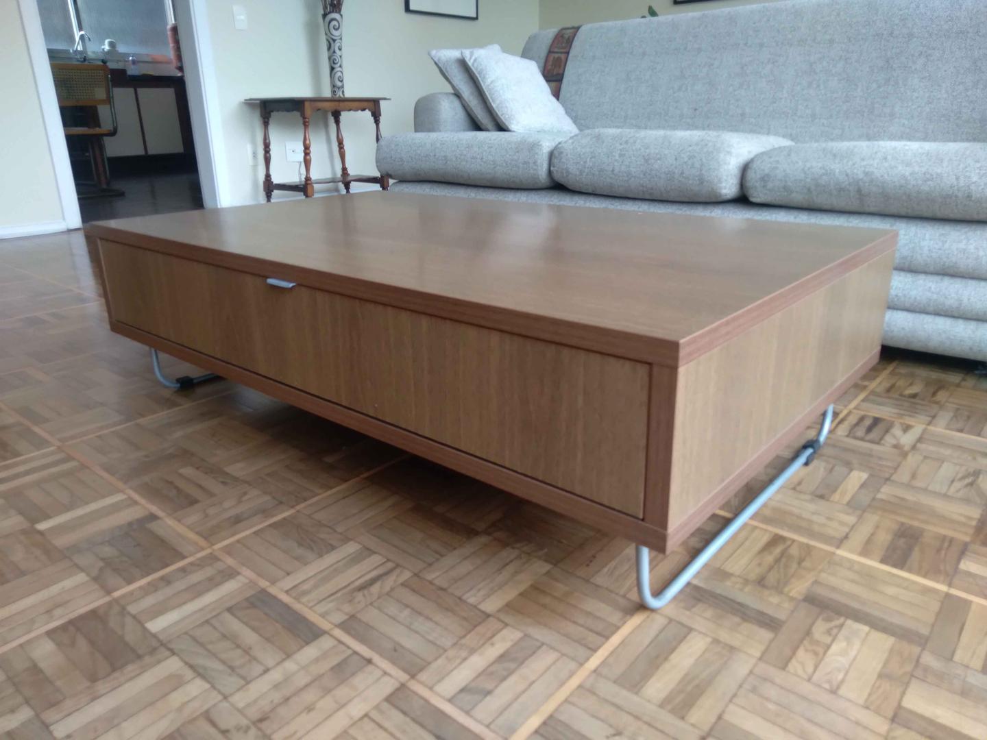 Mesa de centro c/ 1 porta basculante e 3 nichos em MDF Marrom 35 cm x 120 cm x 70 cm