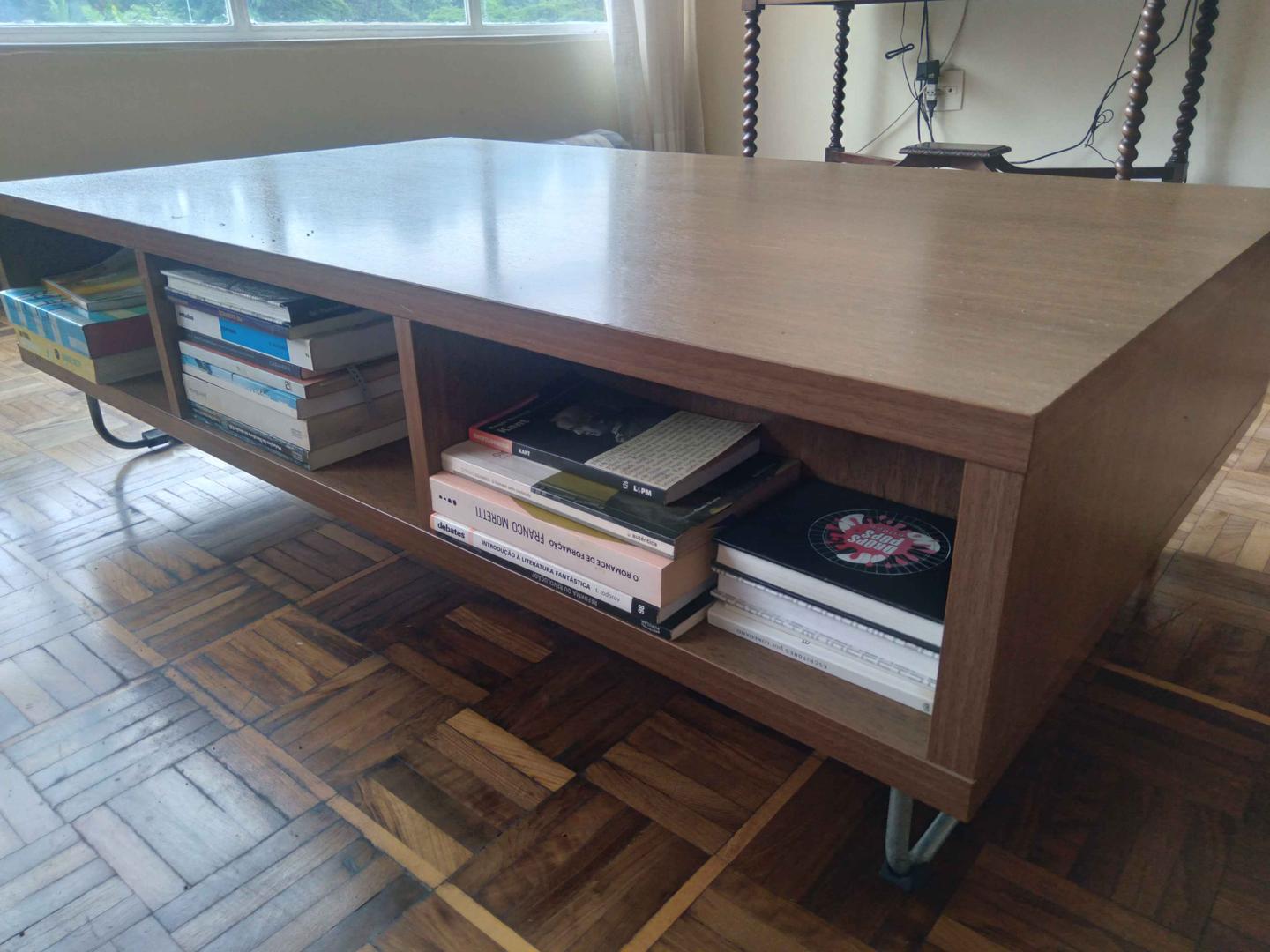 Mesa de centro c/ 1 porta basculante e 3 nichos em MDF Marrom 35 cm x 120 cm x 70 cm