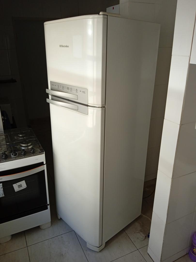 Geladeira frost free Electrolux DFN50 em Aço Branco 190 cm x 70 cm x 66 cm