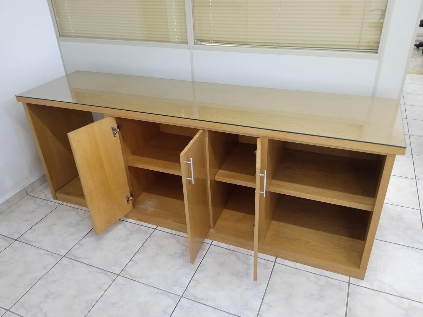 Armário baixo c/ 3 portas e 2 nichos em MDF / Vidro Marrom 85 cm x 230 cm x 60 cm