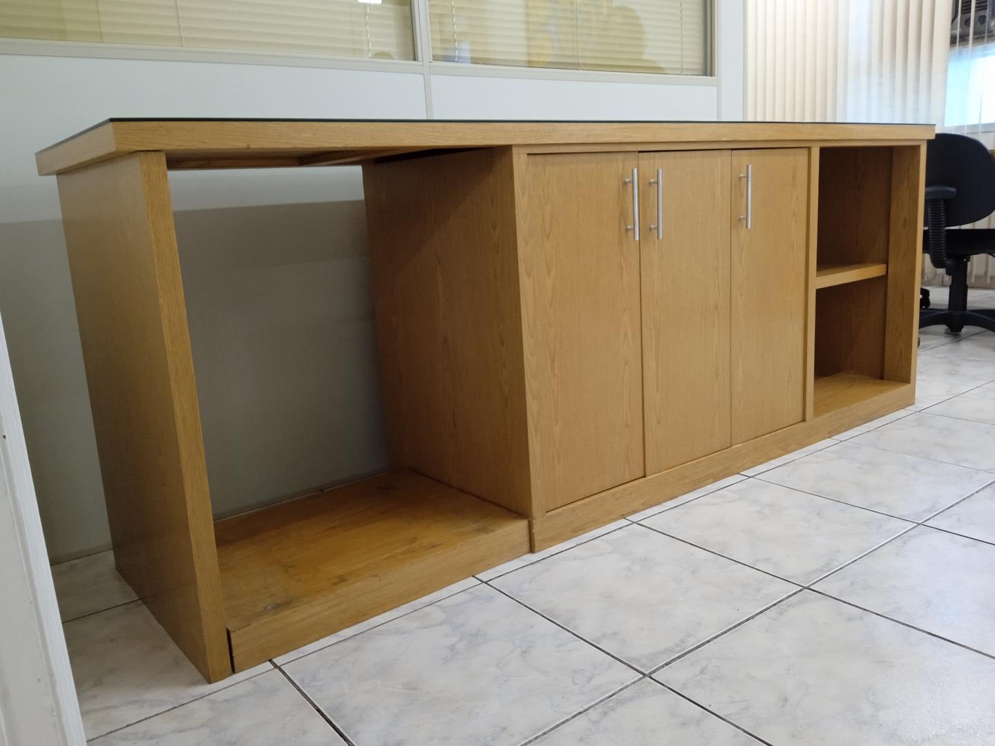 Armário baixo c/ 3 portas e 2 nichos em MDF / Vidro Marrom 85 cm x 230 cm x 60 cm