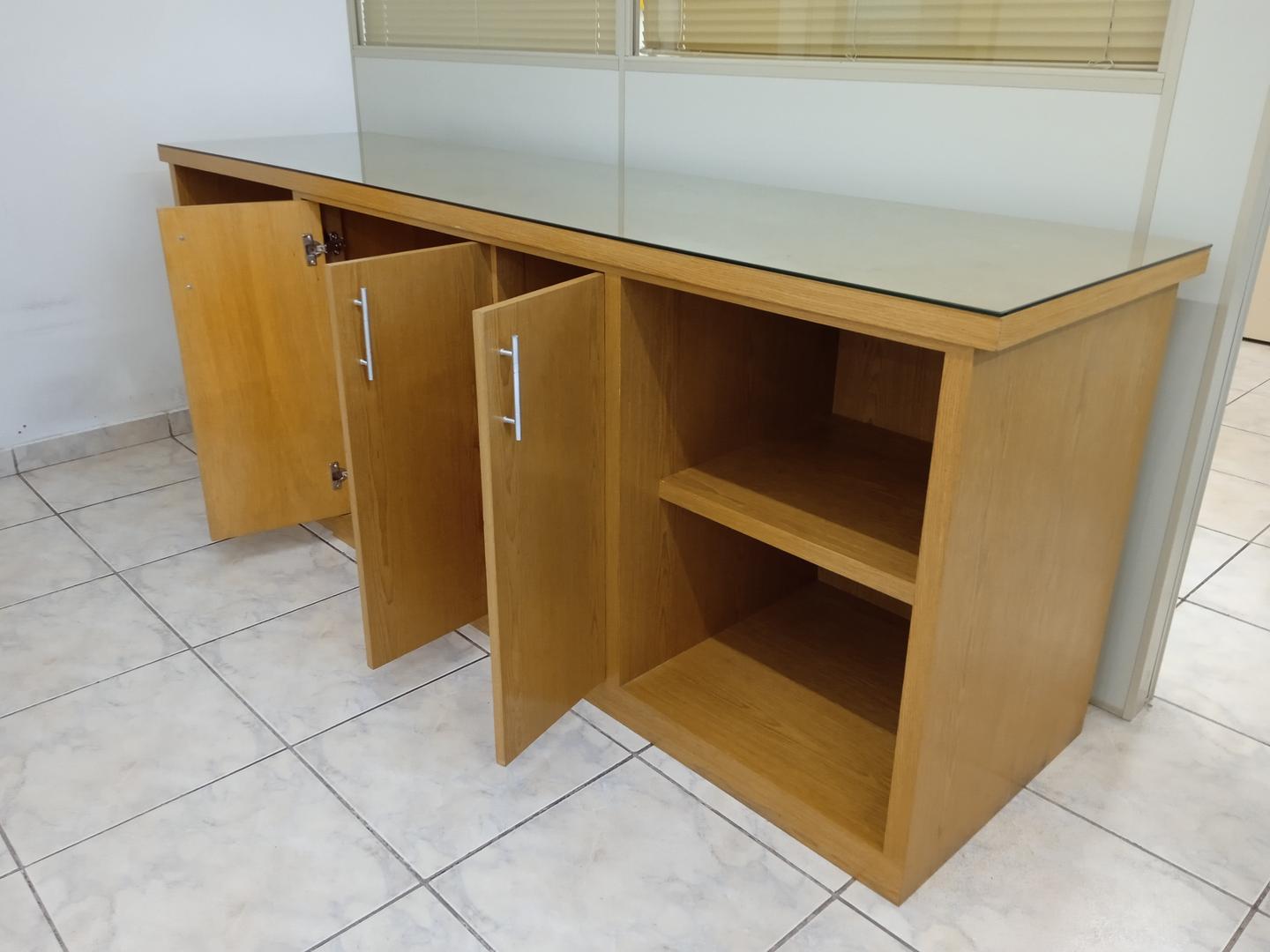 Armário baixo c/ 3 portas e 2 nichos em MDF / Vidro Marrom 85 cm x 230 cm x 60 cm