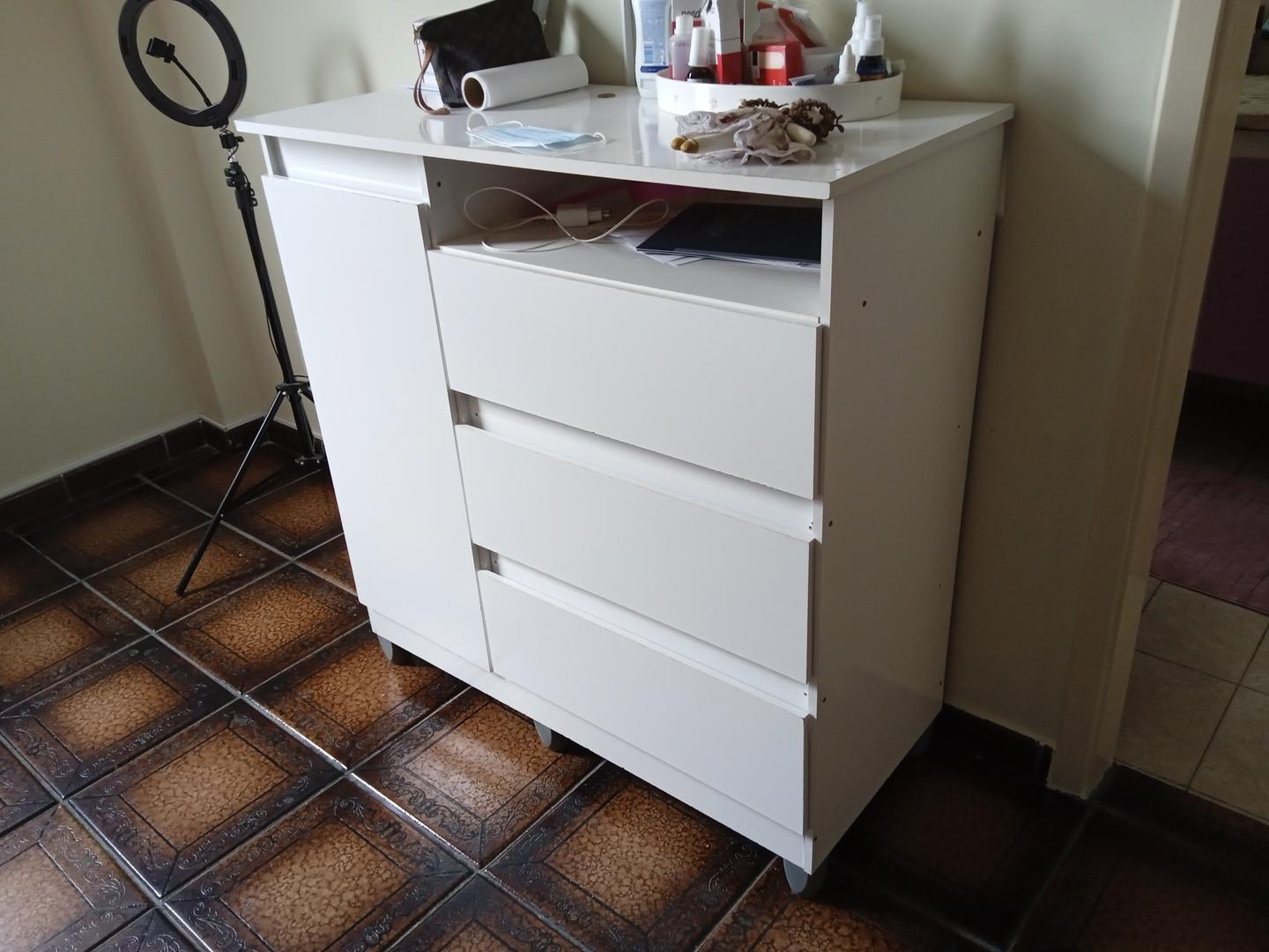 Cômoda c/ 1 porta e 3 gavetas em MDF Branco 100 cm x 96 cm x 43 cm