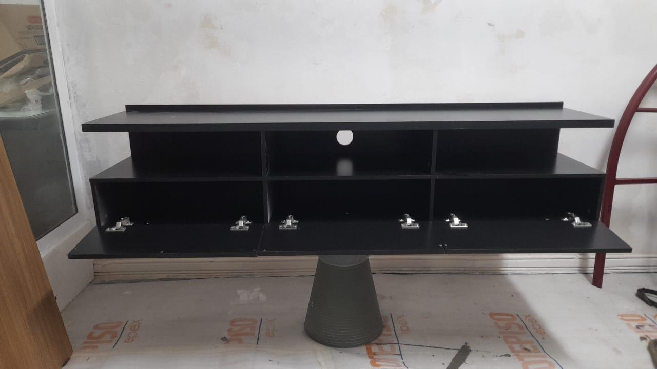 Rack para tv até 60 polegadas / 3 portas basculantes em MDP Preto 35 cm x 160 cm x 37 cm