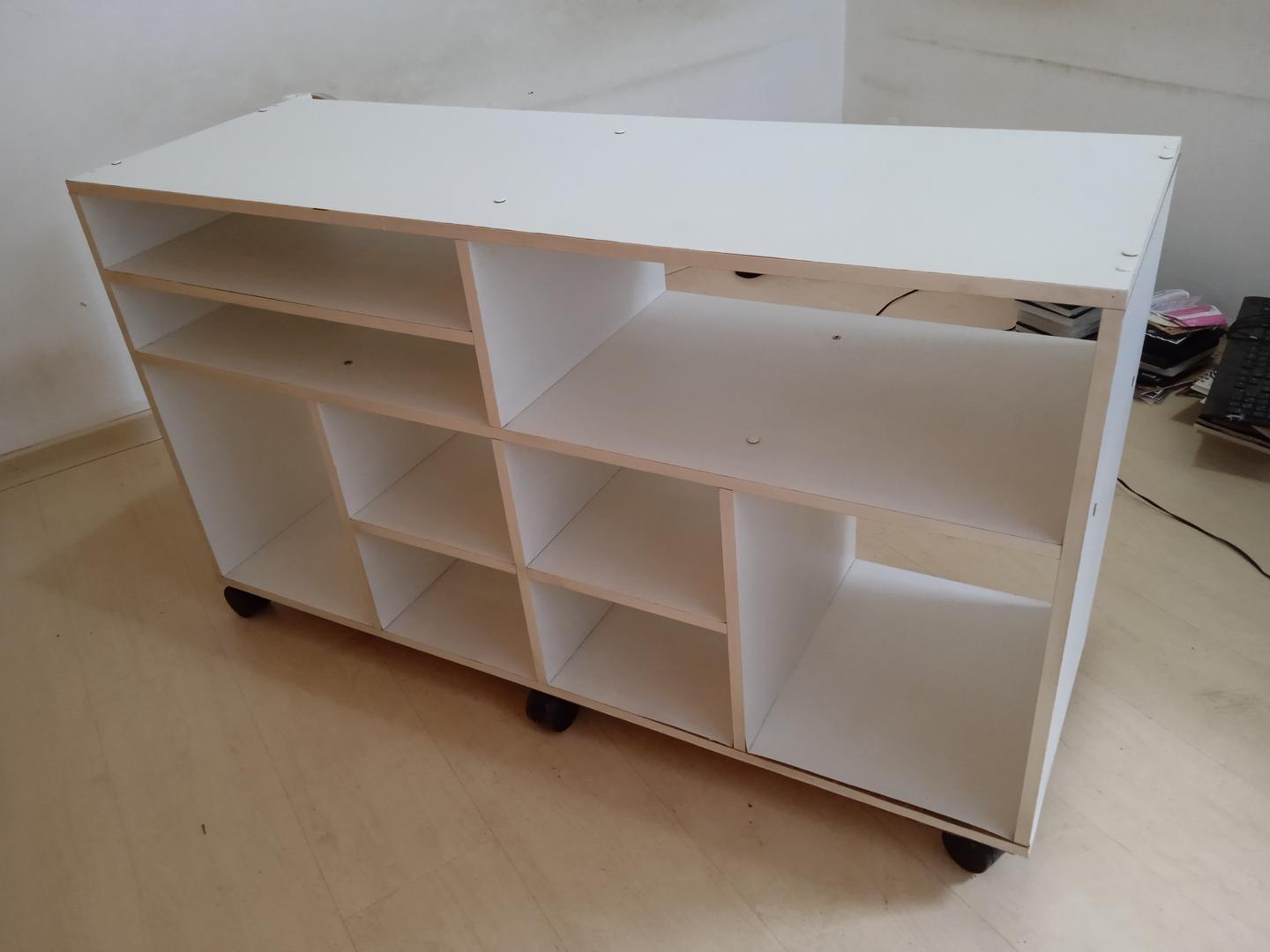 Rack Baixo c/ 9 nichos e rodas em MDF Branco 70 cm x 120 cm x 40 cm