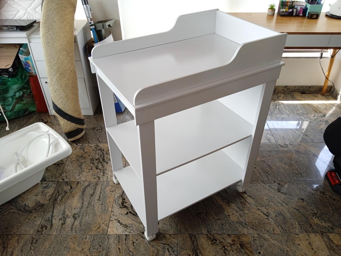 Trocador infantil c/ 1 prateleira e rodas Lucca em MDF Branco 103 cm x 54 cm x 76 cm