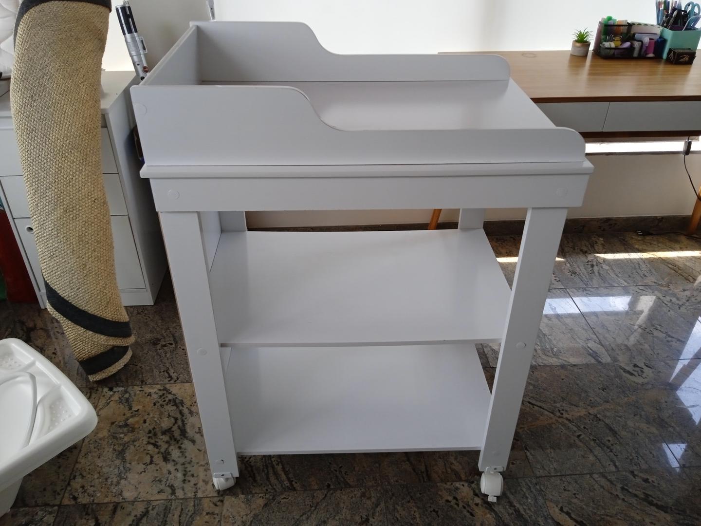 Trocador infantil c/ 1 prateleira e rodas Lucca em MDF Branco 103 cm x 54 cm x 76 cm