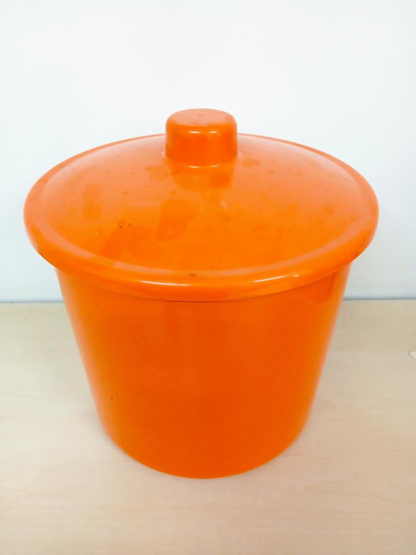 lixeira-c-tampo-em-pl-stico-laranja-24-cm-x-26-cm-x-26-cm