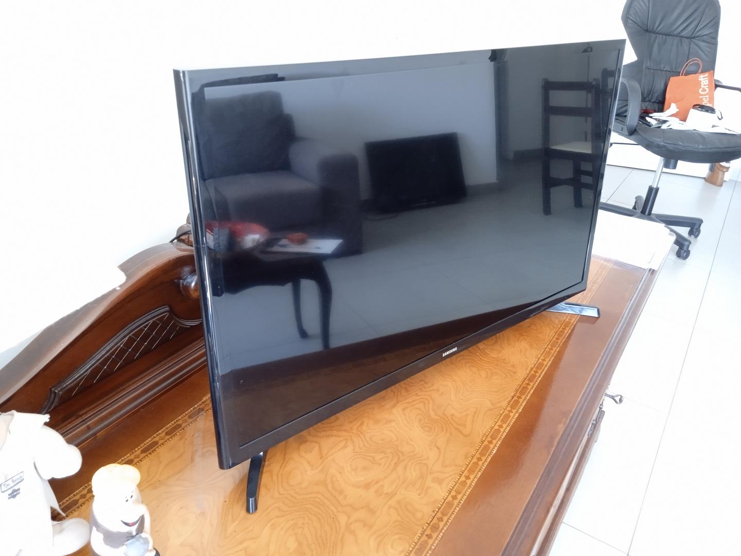 Smart TV / Televisão de 32" LED HD Samsung HG32NE595JG Bivolt
