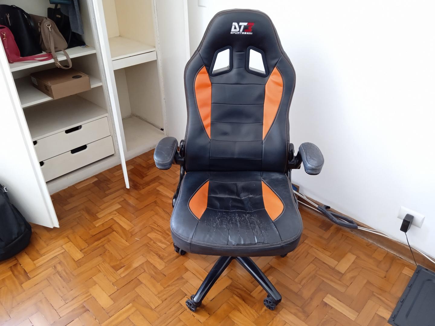 Cadeira Gamer c/ braços e rodas DT3 sports em Couro Ecológico / Estofado Preto