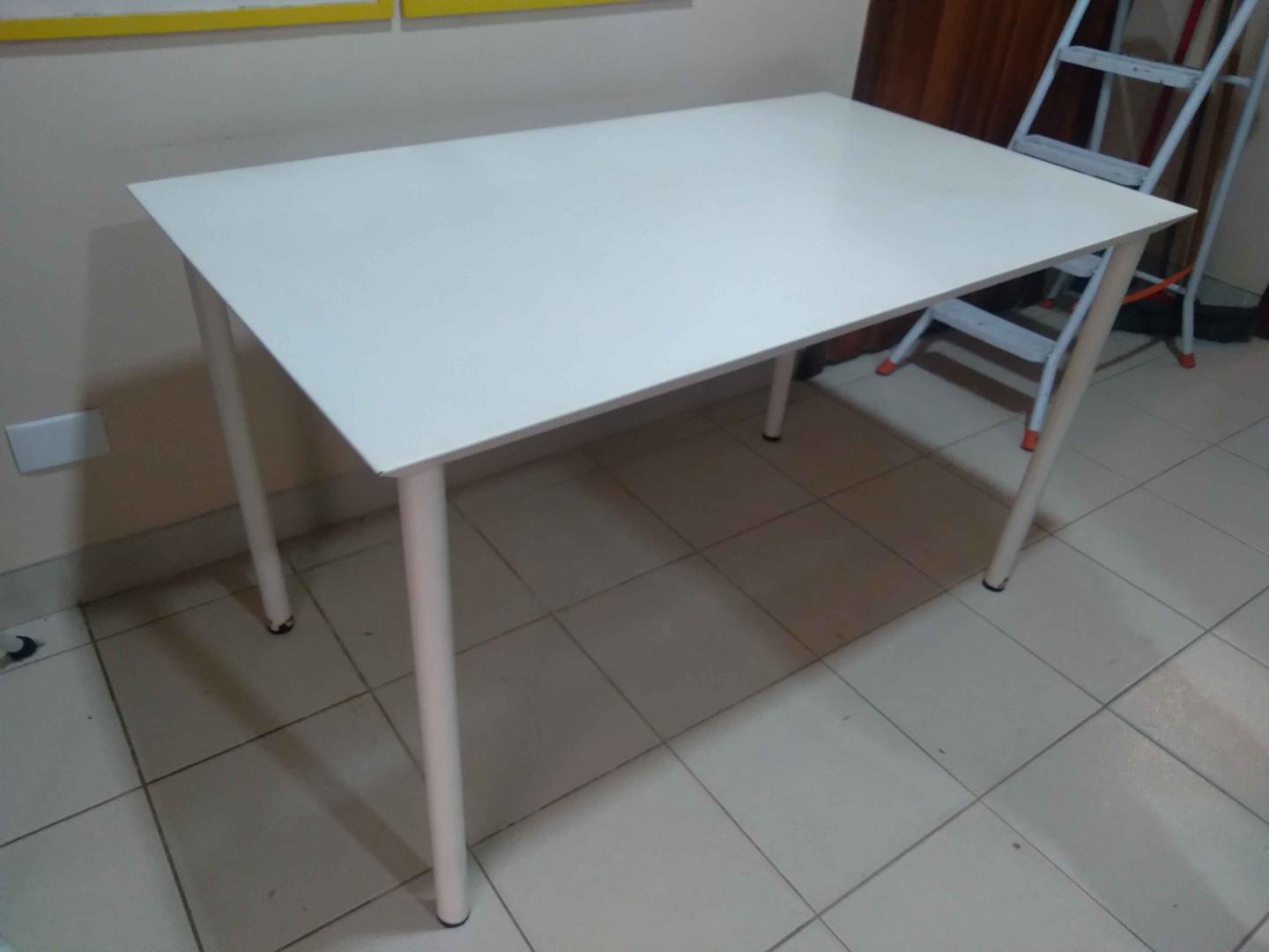 Mesa de Jantar em Aço / MDF Branco 70 cm x 120 cm x 70 cm