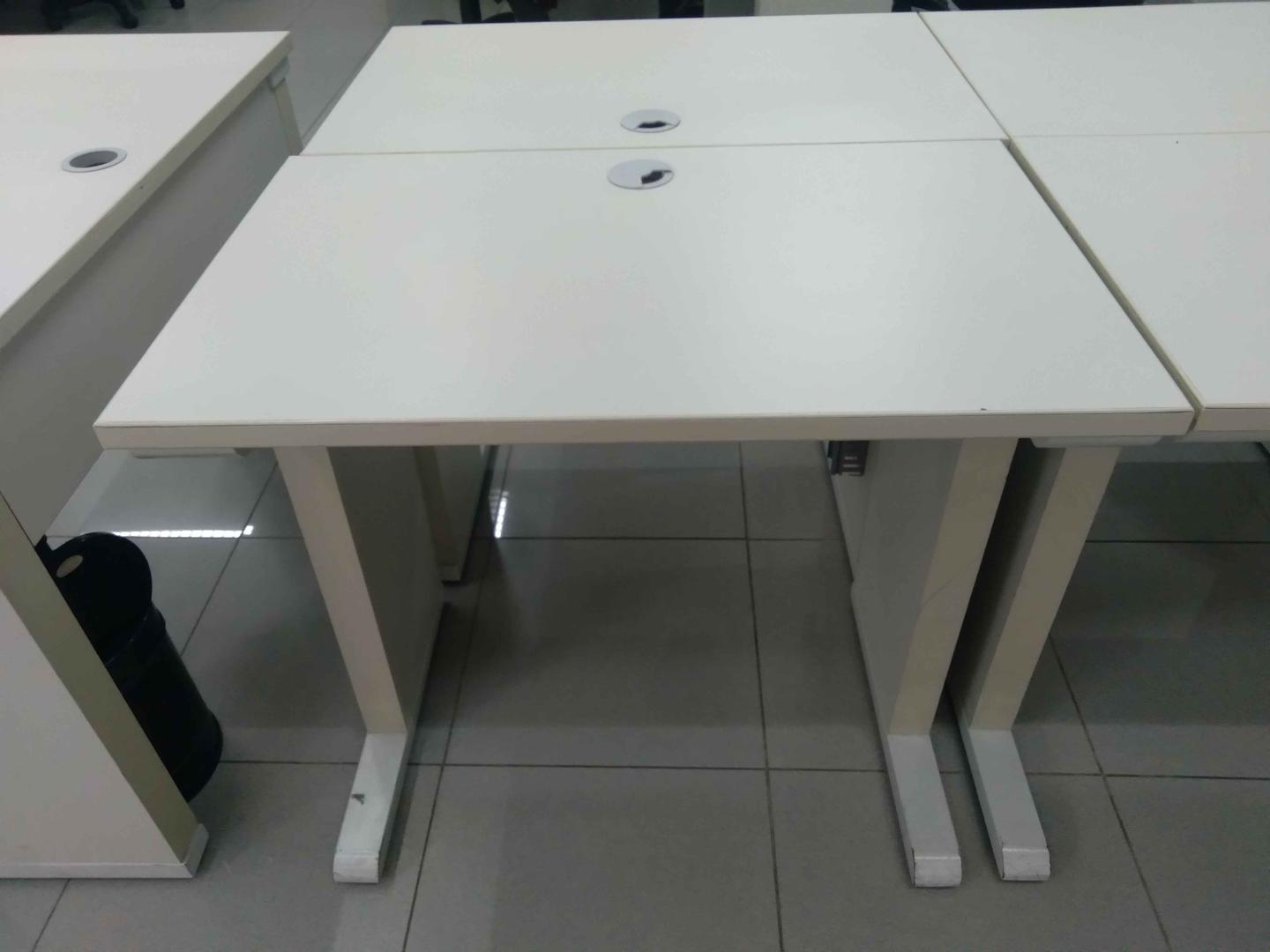 Escrivaninha reta em MDF / Aço Branco 75 cm x 81 cm x 51 cm