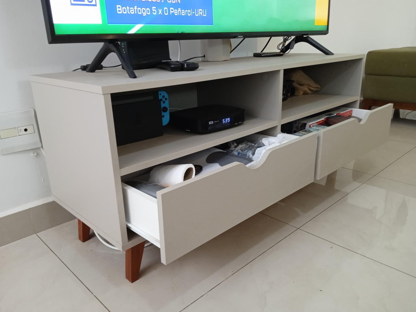 Rack c/ 2 gavetas e 2 nichos Lin Tok&Stok em MDF Cinza 50 cm x 120 cm x 40 cm