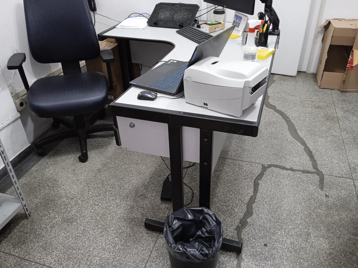 Mesa de escritório em L c/ 2 gavetas em MDF / Aço Cinza 75 cm x 140 cm x 124 cm