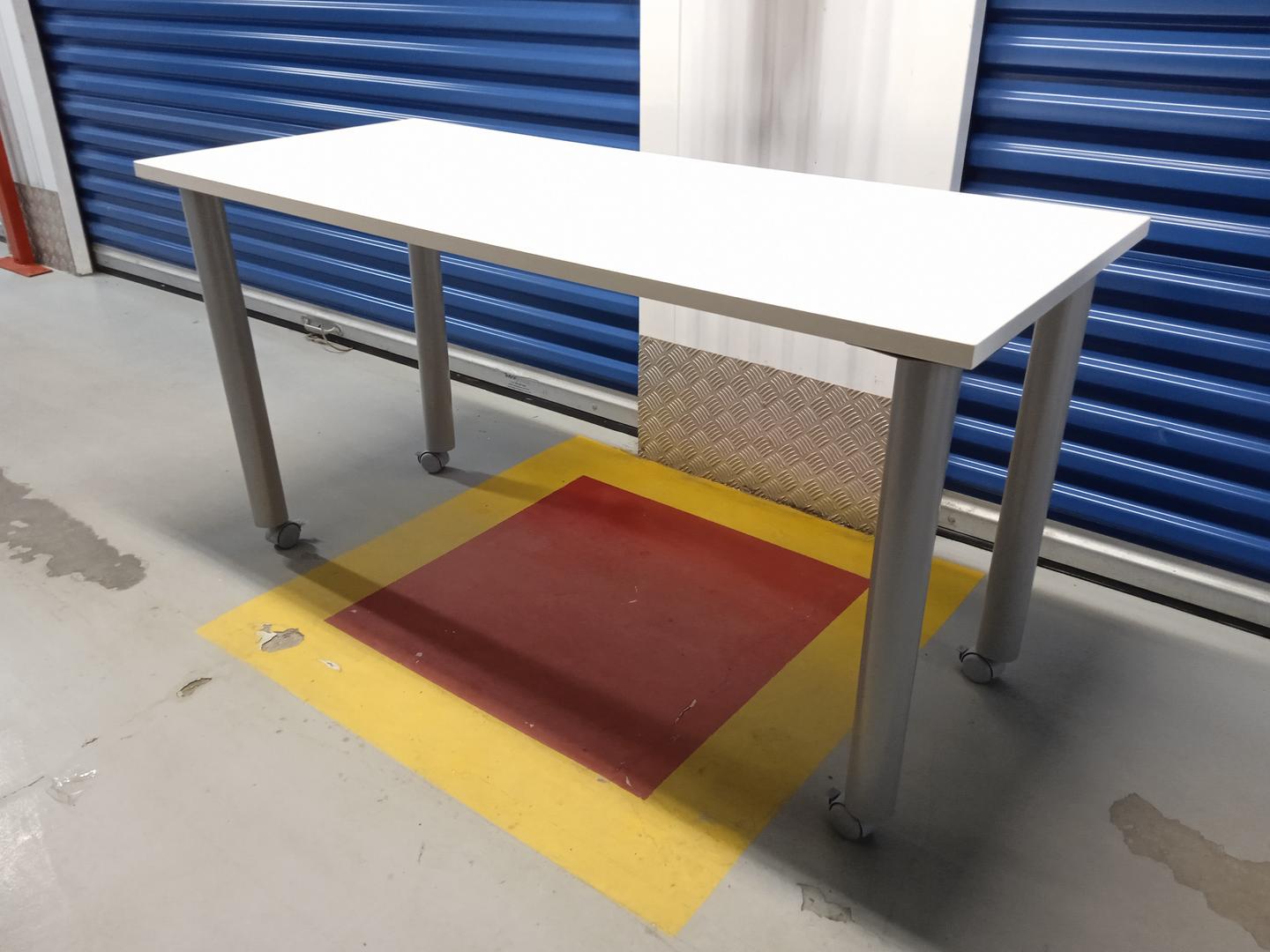 Mesa de escritório c/ rodas em MDF Branca 75 cm x 140 cm x 60 cm