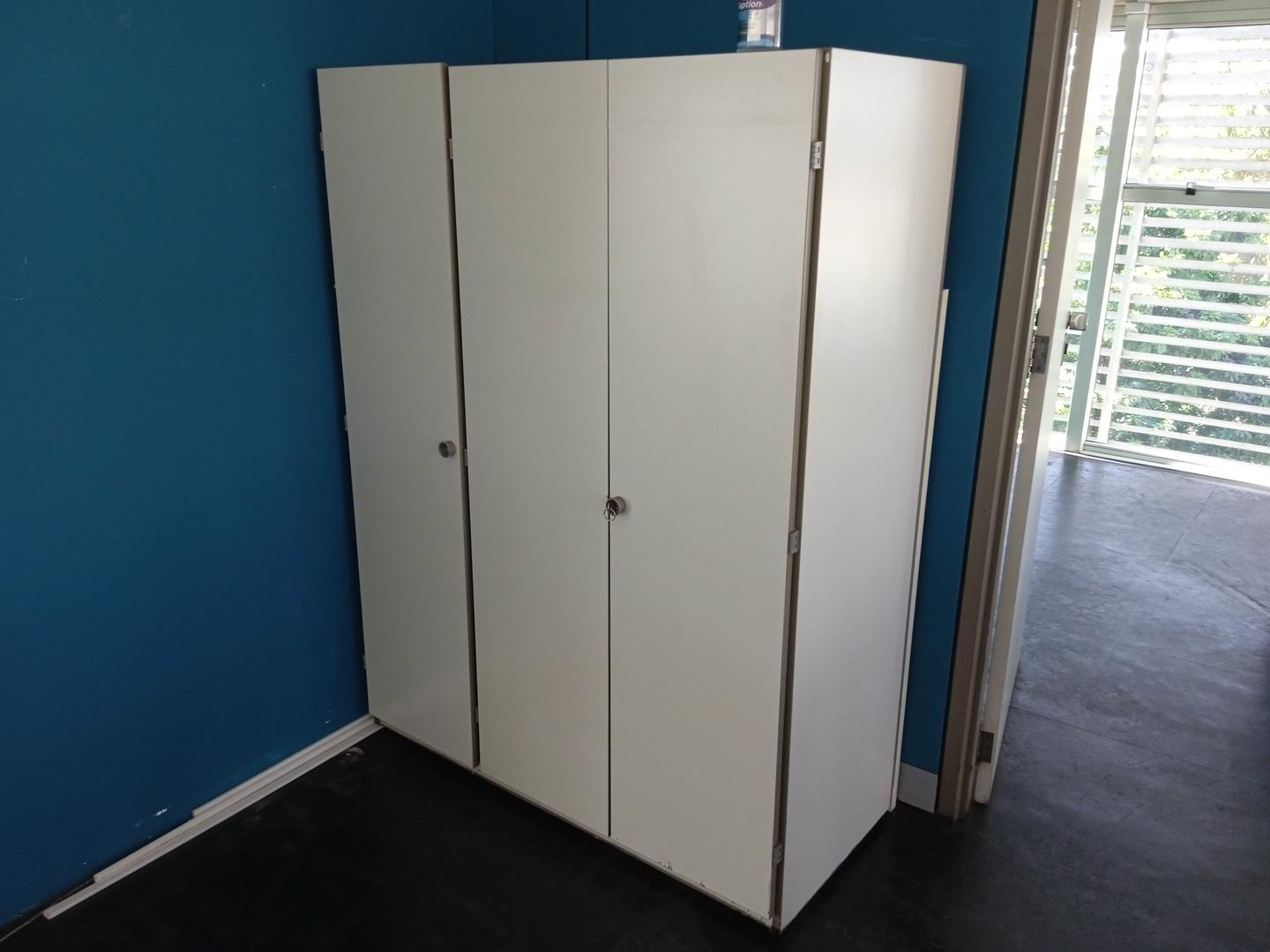 Armário alto c/ 3 portas e pasta supensa em MDF Branco 161 cm x 120 cm x 55 cm