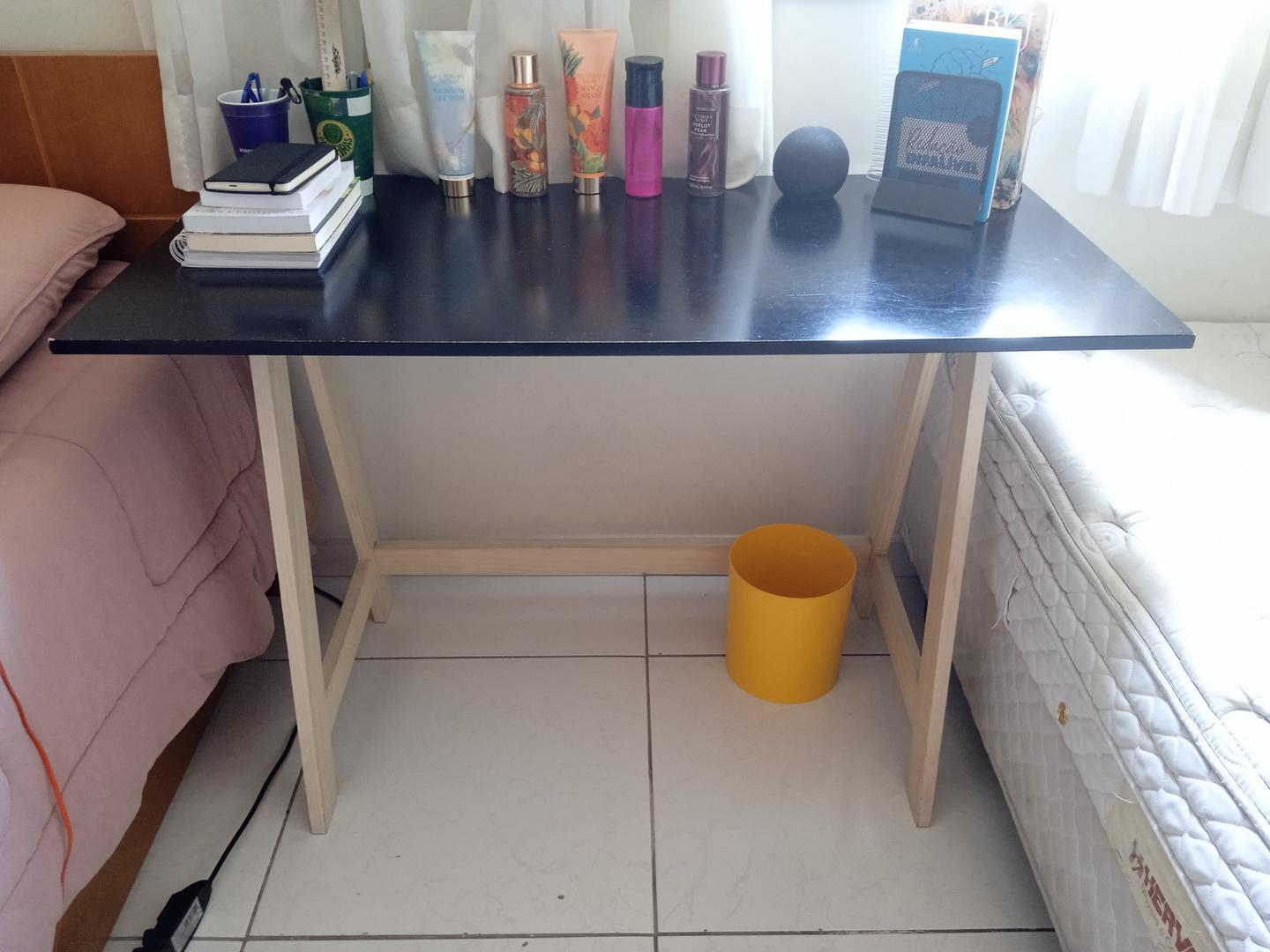 Escrivaninha em MDF Preto 74 cm x 110 cm x 57 cm