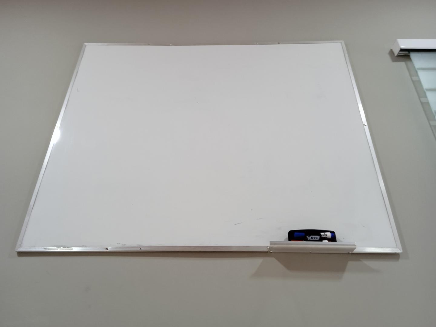 Lousa c/ moldura em Aço / MDF Branco 100 cm x 120 cm x 8 cm